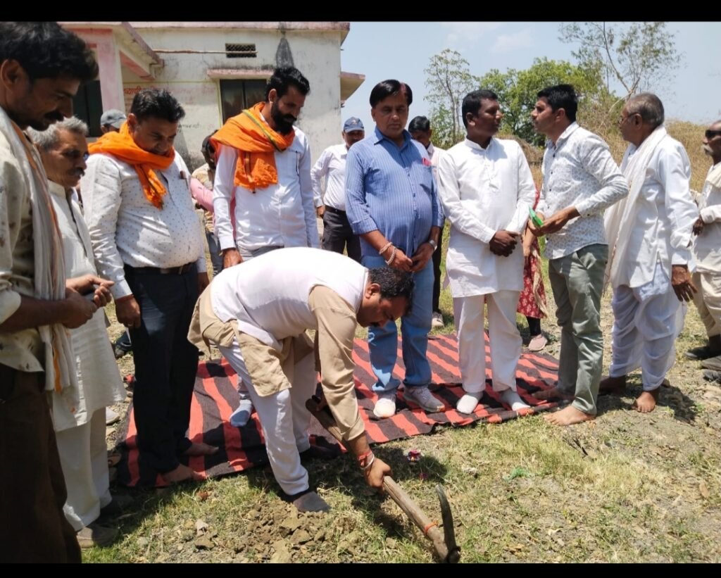 ग्राम पंचायत नादोन के ग्राम गढ़वाय में जल जीवन मिशन नल जल योजना अंतर्गत पानी की टंकी लागत 33 लाख 60 हजार का भूमि पूजन
