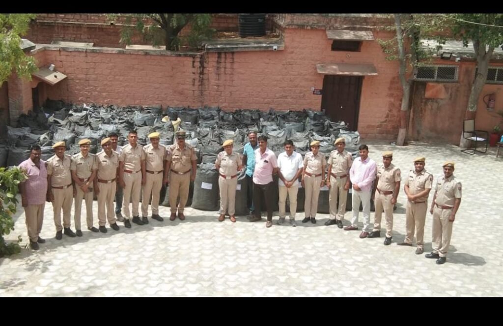 पुलिस थाना झंवर द्वारा एक ट्रक में भरे कुल 4205.800 किलोग्राम अवैध मादक पदार्थ डोडा पोस्त बरामद