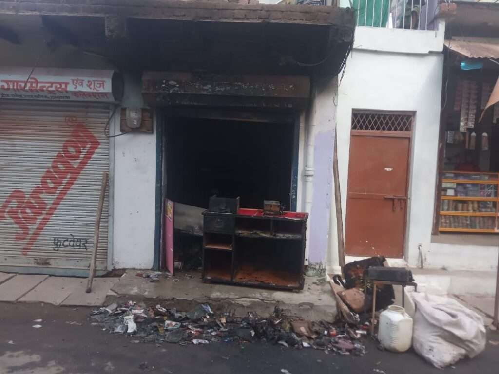 मोबाइल की दुकान में पेट्रोल डालकर आग लगाई-लाखों का नुकसान,पुलिस ने अपराध कायम कर जांच शुरू की