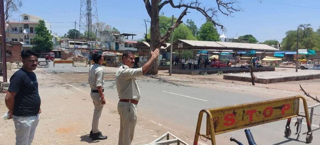 बांदकपुर चौकी प्रभारी सहित पुलिस ने कटवाया जानलेवा पेड़