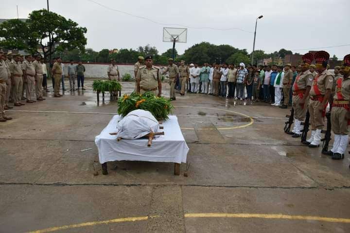 दिवंगत मुख्य आरक्षी पुलिस के पार्थिव शरीर को पुलिस लाइन एटा में दी गई शोक सलामीदिवंगत मुख्य आरक्षी पुलिस के पार्थिव शरीर को पुलिस लाइन एटा में दी गई शोक सलामी