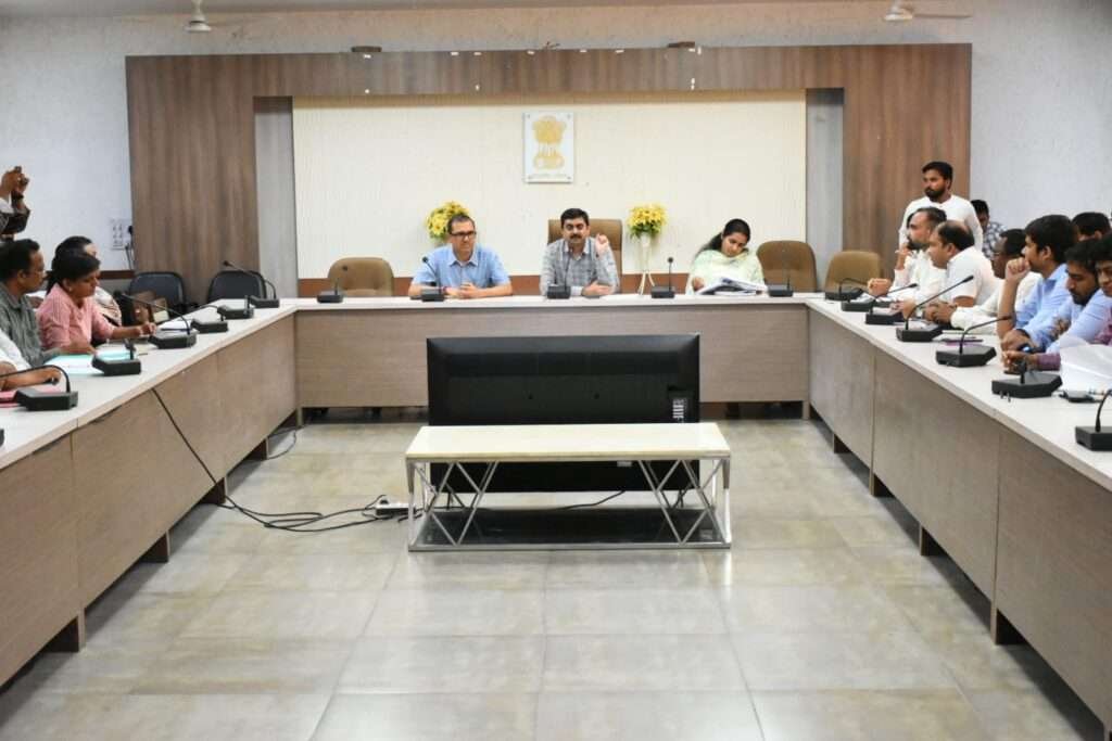 <em>જિલ્લા આયોજન કચેરીના સભાખંડમાં આરએસી એન.આર.ધાધલના અધ્યક્ષસ્થાને E- REWA ડીઝાસ્ટર મેનેજમેન્ટ એપ્લિકેશનની ટ્રે્નિંગ યોજાઈ</em>
