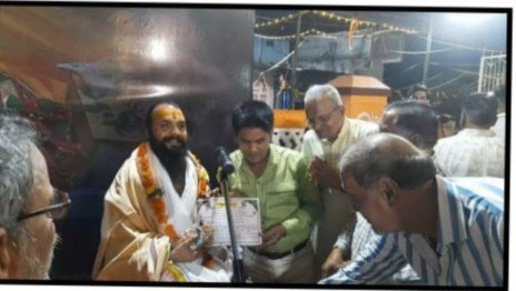 केदारेश्वर महादेव मंदिर में आचार्य पंडित आदर्श गुरु का सम्मान