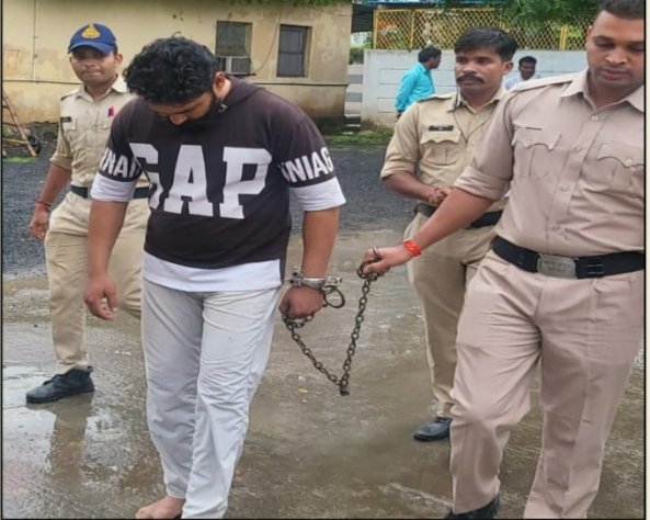 कुख्यात बदमाश मुनव्वर पुलिस हिरासत में, जिलाबदर गुंडों की धरपकड़ से अपराधी हुए भूमिगत