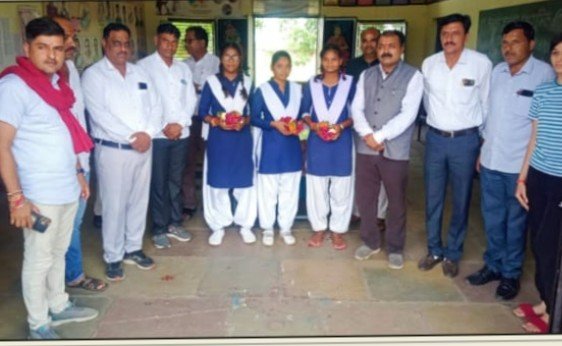 कुश्ती प्रतियोगिता में कन्नोद की तीन छात्राओं का हुआ राज्यस्तरीय चयन
