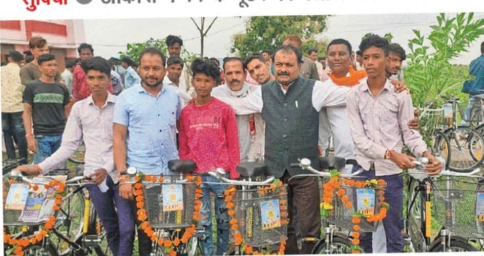 नाजपा सरकार ने गरीब परिवार के बच्चों आगे बढ़ने का अवसर दिया : विधायक श‍  सुविधा ओंकारा में 11 कंप्यूटर की क्लास का भी लोकार्पण कि  आर्थियों को साइकिल वितरित करते विधायक शर्मा  गांव-गांव तक सड़कें हो गई है। विधायक शर्मा ने कहा मप्र शासन