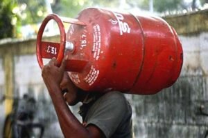 রান্নার গ্যাস থেকে পেট্রল-ডিজ়েল, হু-হু করে বাড়তে পারে জিনিসের দাম! ইরান যুদ্ধে ‘সিঁদুরে মেঘ’ দেখছে ভারত