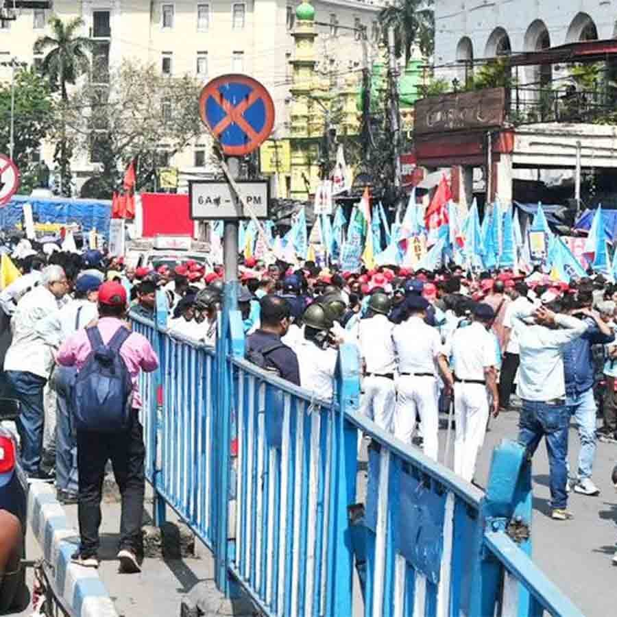 শ্রমজীবী মেয়েদের বিভিন্ন দাবি নিয়ে মিছিল শহরের পথে