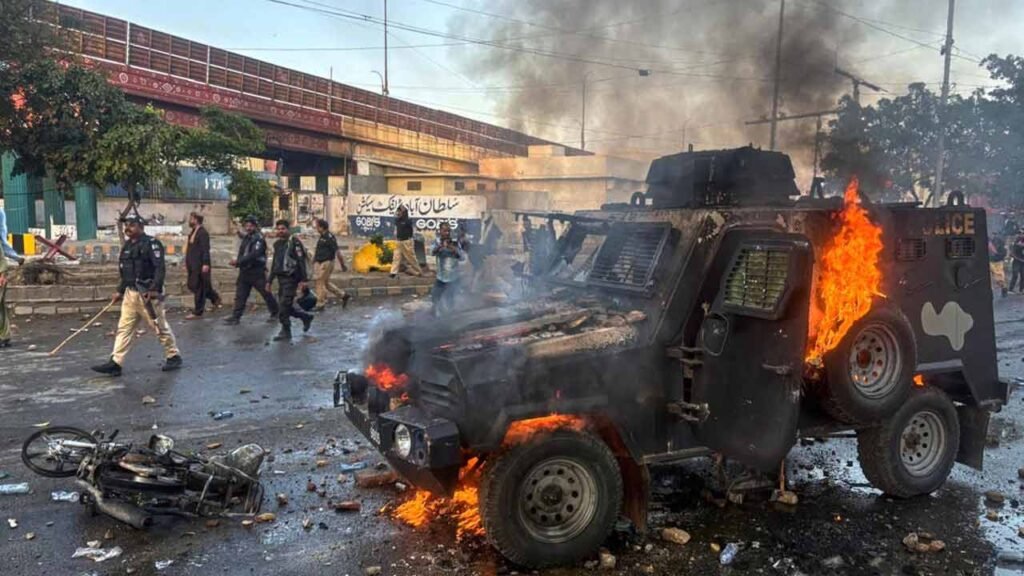 করাচিতে মার্কিন উপদূতাবাসের সামনে বিক্ষোভকারীদের উপরে গুলি চালিয়েছিল আমেরিকার মেরিন বাহিনী! দাবি রিপোর্টে