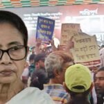 মমতার অবস্থানমঞ্চের সামনে নিজেদের দাবি লেখা প্ল্যাকার্ড নিয়ে পার্শ্বশিক্ষকেরা! হস্তক্ষেপ মুখ‍্যমন্ত্রীর, সরিয়ে দিল পুলিশ
