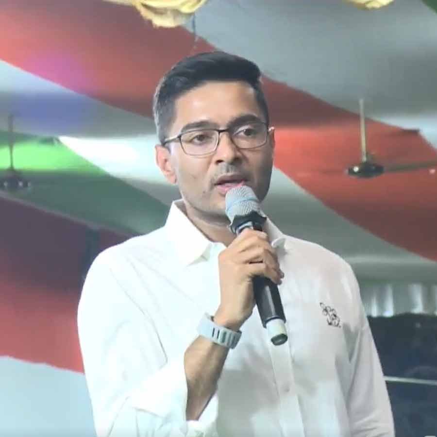 জেসিপি দিয়ে মাটি কাটা দেখতে ভিড় হয় বেশি