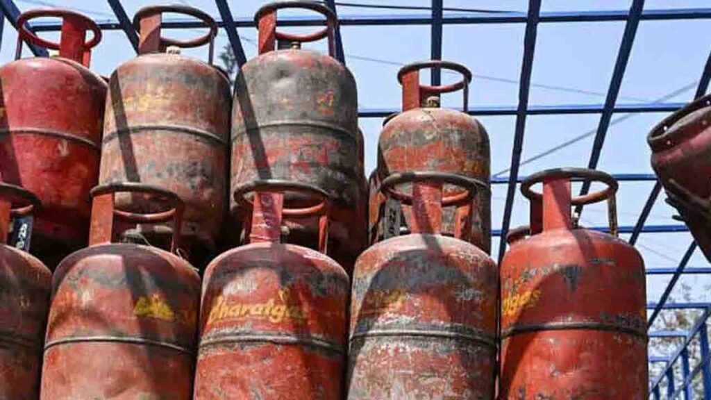 ক ধাক্কায় বাড়ল গৃহস্থের রান্নার গ্যাসের দাম, সিলিন্ডার প্রতি কত টাকা বাড়ছে?