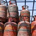 এক ধাক্কায় বাড়ল গৃহস্থের রান্নার গ্যাসের দাম, সিলিন্ডার প্রতি কত টাকা বাড়ছে?