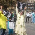 নিবারের কলকাতার দুপুরে প্রধানমন্ত্রী নরেন্দ্র মোদীর হেলিকপ্টার রেসকোর্সে নামার আগে থেকেই পার্ক সার্কাস ময়দানে জড়ো হয়েছিলেন প্রতিবাদীরা। তাঁরা সবাই মিলে মানববন্ধনে শামিল হতে চাইলে অবশ্য বাধা দেয় পুলিশ।