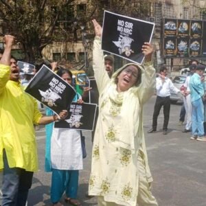 নিবারের কলকাতার দুপুরে প্রধানমন্ত্রী নরেন্দ্র মোদীর হেলিকপ্টার রেসকোর্সে নামার আগে থেকেই পার্ক সার্কাস ময়দানে জড়ো হয়েছিলেন প্রতিবাদীরা। তাঁরা সবাই মিলে মানববন্ধনে শামিল হতে চাইলে অবশ্য বাধা দেয় পুলিশ।