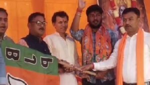 দলবদল করে জয় বলেন, ‘‘ছাত্র জীবন থেকে বামপন্থী সংগঠনের সঙ্গে জড়িত ছিলাম। পরবর্তী সময়ে তৃণমূলে যোগ দিয়েছি। কিন্তু তৃণমূলের উন্নয়ন মানেই কাটমানি। তাই এই দল ছেড়ে ভারতীয় জনতা পার্টিতে যোগ দিলাম।’’