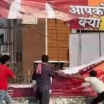 अखिलेश को पोस्टर में रहमान डकैत दिखाने पर भड़के सपाई:लखनऊ में सड़क पर उतरे, पोस्टर फाड़े, बोले- अपमान बर्दाश्त नहीं करेंगे