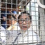 দিল্লিতে বাড়ির সামনে ধর্নায় বসে আটক ‘গৃহবন্দি’ মমতা! পুলিশ ভ্যানে বসে বার্তা দিলেন, ‘দেশ বাঁচান, গণতন্ত্র বাঁচান’